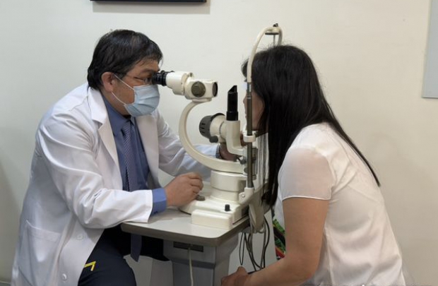 【OL狠吞4倍荷爾蒙藥，眼睛爆血險失明！】👁️‍🩸(圖)